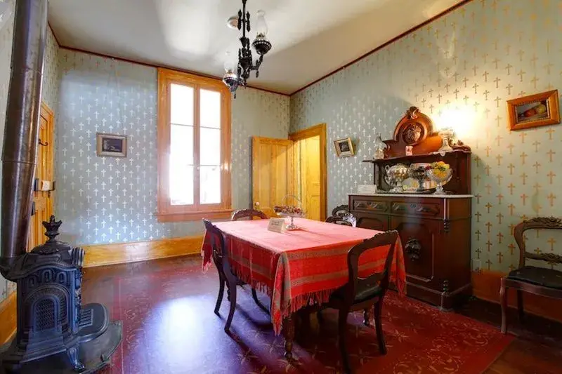 UPDATING AN OLD HOUSE: HOW TO BLEND OLD AND NEW